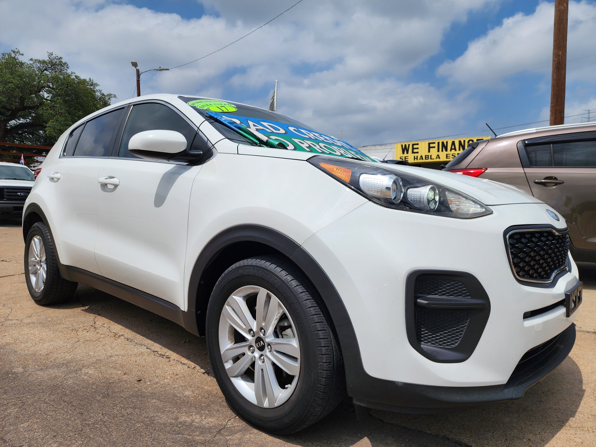 2017 WHITE Kia Sportage LX (KNDPM3AC2H7) with an 2.4L V6 DOHC 24V engine, 6A transmission, located at 2660 S.Garland Avenue, Garland, TX, 75041, (469) 298-3118, 32.885551, -96.655602 - Welcome to DallasAutos4Less, one of the Premier BUY HERE PAY HERE Dealers in the North Dallas Area. We specialize in financing to people with NO CREDIT or BAD CREDIT. We need proof of income, proof of residence, and a ID. Come buy your new car from us today!! This is a SUPER CLEAN 2017 KIA SPORTA - Photo #1